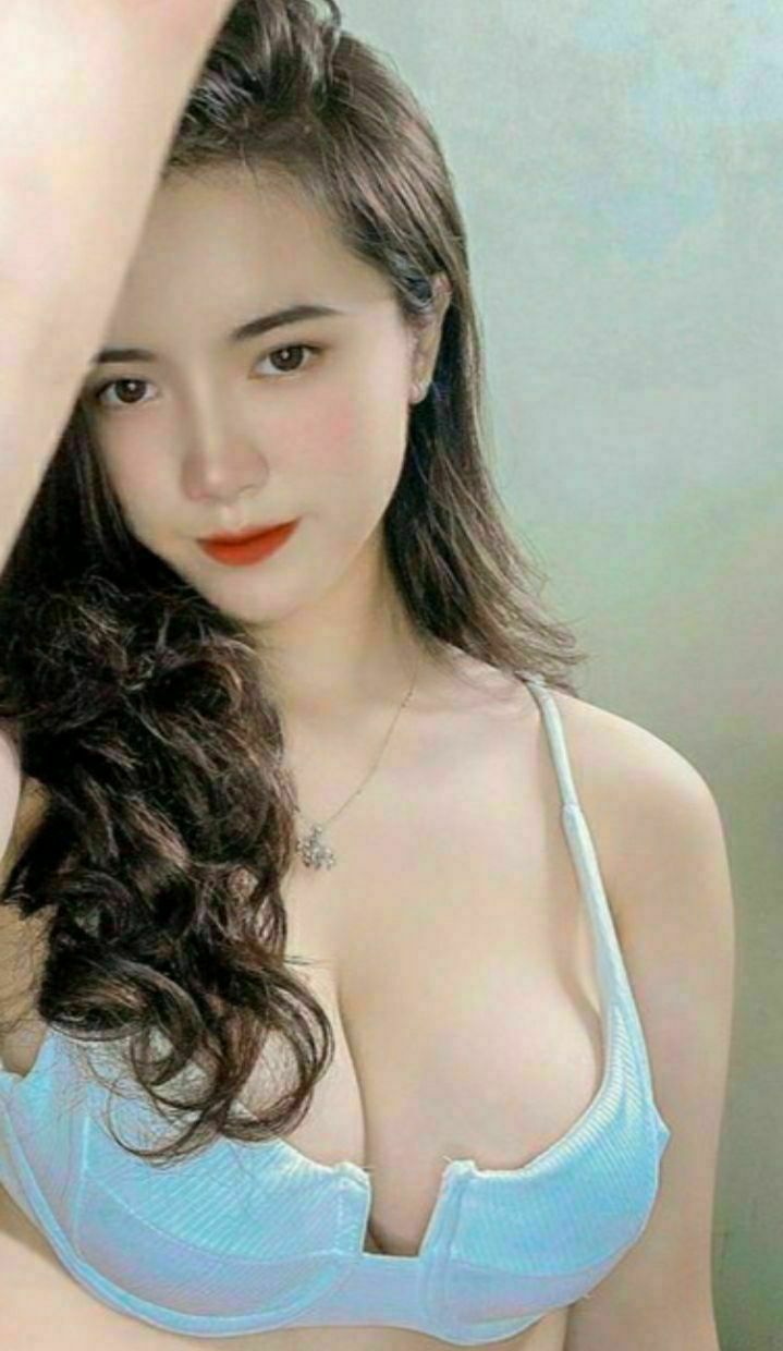 2021.9.12, [Ngựa nhỏ tìm hoa], một chiếc váy dài, một người phụ nữ xinh đẹp đến cùng bạn vào ban đêm, với vòng ba hoàn hảo, làn da trắng và ngoại hình xinh đẹp
